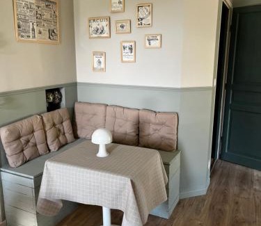 Saint-Jean-des-Mauvrets Apartment | Studio du Grand Beaumont
