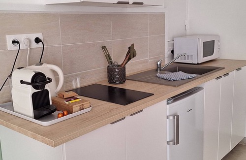 Castelnau-le-Lez Apartment | Studio d'hôtes les libellules, parking and swimming pool