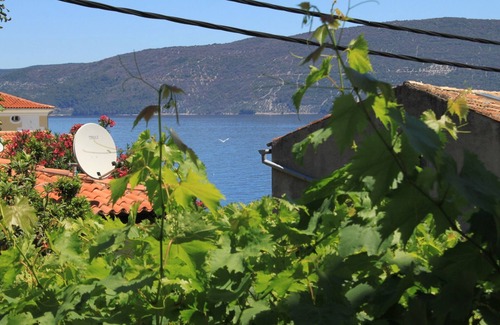 Valun Apartment | Studio flat with terrace and sea view Valun, Cres (AS-8081-a)