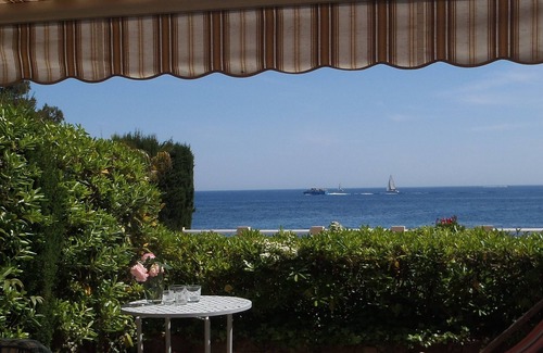 Boulouris-sur-Mer Apartment | studio ground floor- loggia- sea view- feet in the water