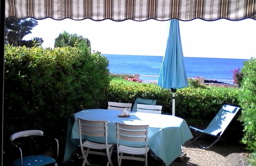 Boulouris-sur-Mer Apartment | studio ground floor- loggia- sea view- feet in the water