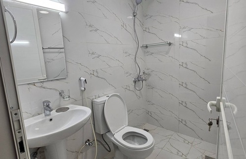 Bur Dubai Apartment | Studio hostel with all amenities in Dubai prime location. 250m to metro station.