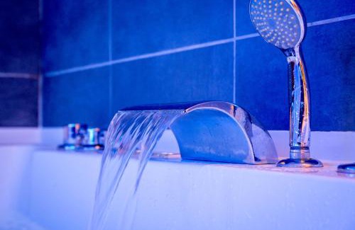 Messy Apartment | Studio Immersif Jaccuzi & Cinéma Disney et Astérix