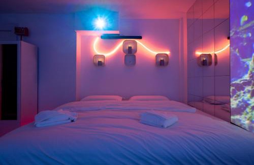 Messy Apartment | Studio Immersif Jaccuzi & Cinéma Disney et Astérix