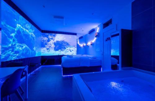 Messy Apartment | Studio Immersif Jaccuzi & Cinéma Disney et Astérix