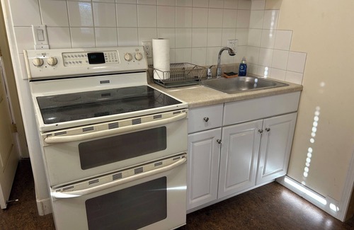 Southeastern Sacramento Apartment | Studio in East Sacramento. Walking distance to groceries, restaurants