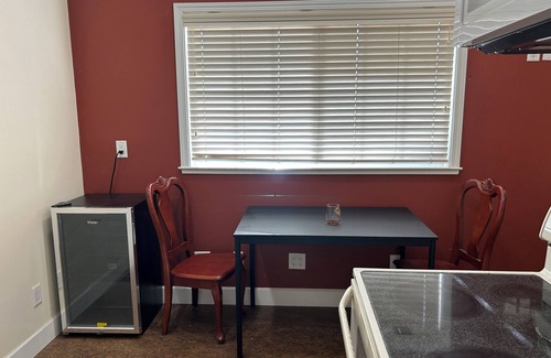 Southeastern Sacramento Apartment | Studio in East Sacramento. Walking distance to groceries, restaurants