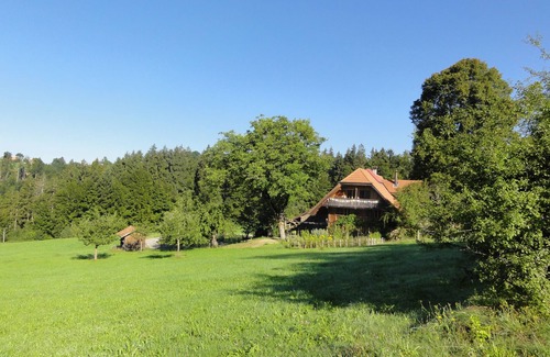 Rueggisberg Apartment | Studio in farmhouse, biodiverse with pond & sauna, pure nature