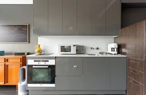 Elizabeth Bay Apartment | Studio in Harry Seidler Apartment Block in Elizabeth Bay pad with Water Views