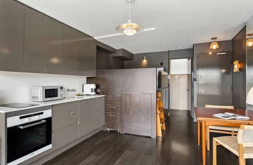 Elizabeth Bay Apartment | Studio in Harry Seidler Apartment Block in Elizabeth Bay pad with Water Views