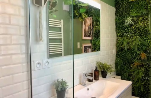 Brive-la-Gaillarde Apartment | Studio Jungle Air-conditioned - Rated 3 stars