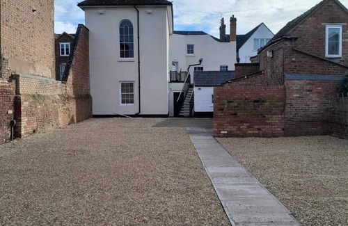 Upton upon Severn Apartment | Studio loft apartment in the centre of Upton upon Severn with parking and WIFI