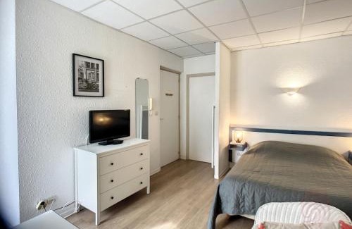 Lamalou-les-Bains Apartment | Studio lumineux avec balcon à 50m des Thermes - Animaux acceptés, Wifi, options confort disponibles - FR-1-451-176