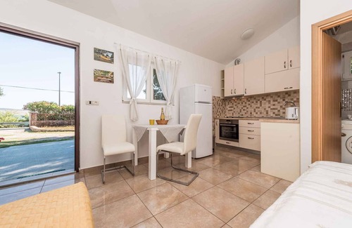 Seline Apartment | Studio mit Klimaanlage und Terrasse