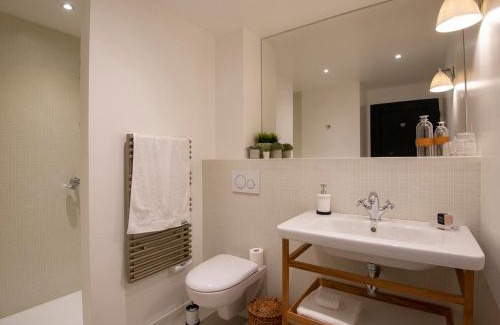 Sauzon Apartment | Studio moderne à Sauzon avec vue port, wifi et lits faits - FR-1-418-186