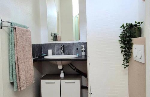 Vaulx En Velin Village Apartment | Studio privé