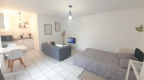 Vierzon Apartment | Studio RDC l'Auron- wifi - cour