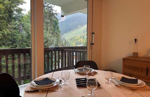 Meribel Centre Apartment | Studio skis aux pieds, 3 pers, centre Méribel, balcon, TV, fibre - FR-1-180-638