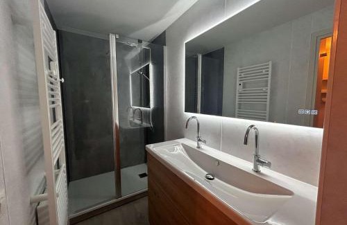 Meribel Centre Apartment | Studio skis aux pieds, 3 pers, centre Méribel, balcon, TV, fibre - FR-1-180-638