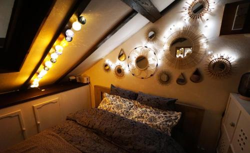 Anatole France Danton Apartment | Studio "Sous les Toits" - Charmant et calme - Gare et Tram à 4 min