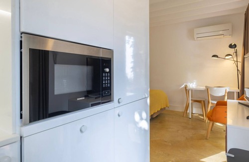 Alfama Apartment | Studio w/Beautiful Garden by LovelyStay