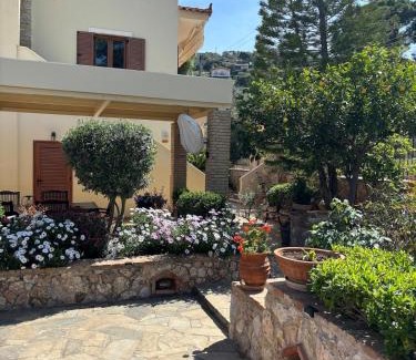 Selinia Apartment | Studio with garden