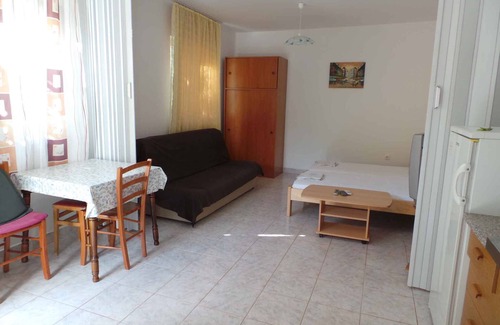 Municipality of Omisalj Apartment | Studio with garden, only 30m from the sea