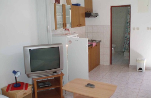 Municipality of Omisalj Apartment | Studio with garden, only 30m from the sea