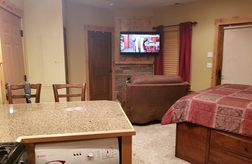 Kellogg Apartment | Studio, with jetted tub and walking distance to ski resort!