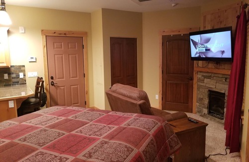 Kellogg Apartment | Studio, with jetted tub and walking distance to ski resort!