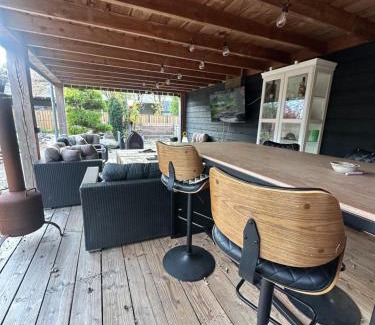 Zwaanshoek Apartment | Studio with Pool Table and Optional Sauna & Hot Tub