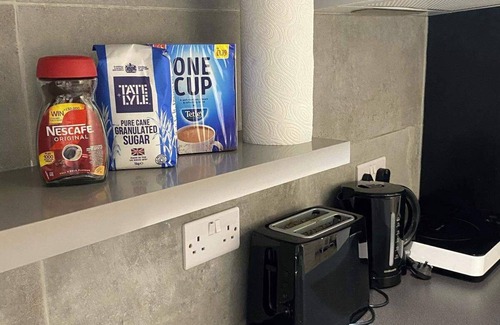 Golders Green Apartment | StudioSleeps2-GardenView-Parking-Internet-Patio