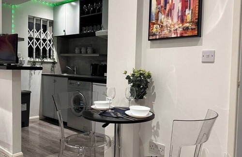 Golders Green Apartment | StudioSleeps2-GardenView-Parking-Internet-Patio