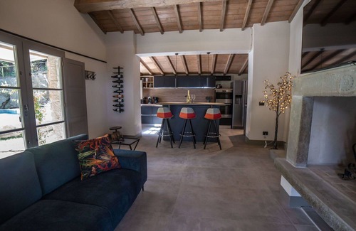 Passignano sul Trasimeno House | Stunning private villa with WIFI, private pool, A/C, TV, patio, pets allowed and parking