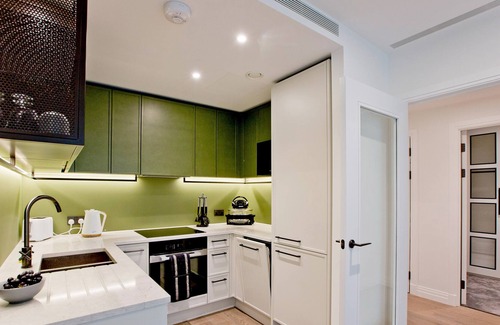 Parsons Green and Walham Apartment | Stunning 1bed AC/pool Chelsea kings Rd & Slone SQ