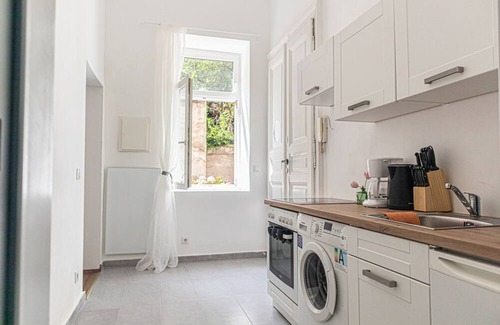 Wahring Apartment | Stunning 1BR Apt. near AKH Building for Everyone