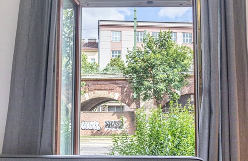 Wahring Apartment | Stunning 1BR Apt. near AKH Building for Everyone