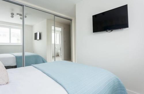 Southbourne Apartment | Stunning 2 bed apartment, fabulous sea view & 2 minutes to beach with parking
