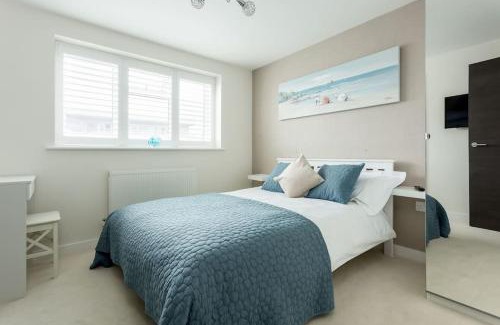Southbourne Apartment | Stunning 2 bed apartment, fabulous sea view & 2 minutes to beach with parking