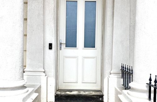 Worthing Apartment | Stunning 2 Bed Apartment on the beach by Urban Roost