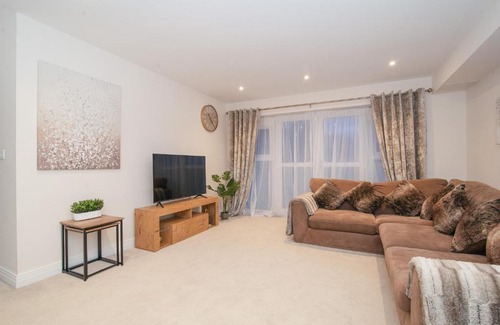 Stevenage Apartment | Stunning 2-Bed Apartment in Stevenage, Sleeps 5 with free Private Parking