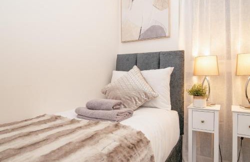 Stevenage Apartment | Stunning 2-Bed Apartment in Stevenage, Sleeps 5 with free Private Parking