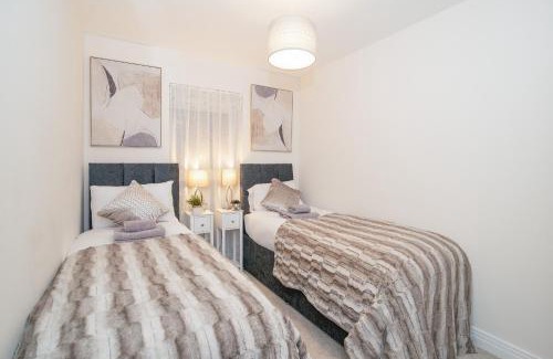 Stevenage Apartment | Stunning 2-Bed Apartment in Stevenage, Sleeps 5 with free Private Parking