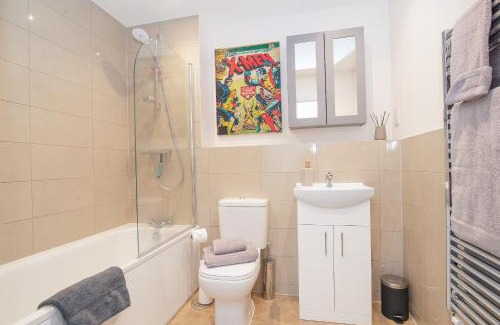 Stevenage Apartment | Stunning 2-Bed Apartment in Stevenage, Sleeps 5 with free Private Parking