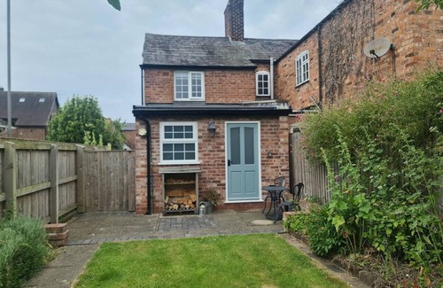 Chester House | Stunning 2 bed cottage | Garden | Village location