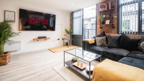 Bradford Apartment | Stunning 2 bed with outside balcony, super king beds and 75’ TV!