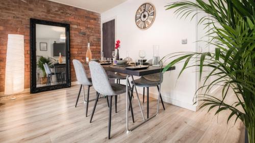 Bradford Apartment | Stunning 2 bed with outside balcony, super king beds and 75’ TV!