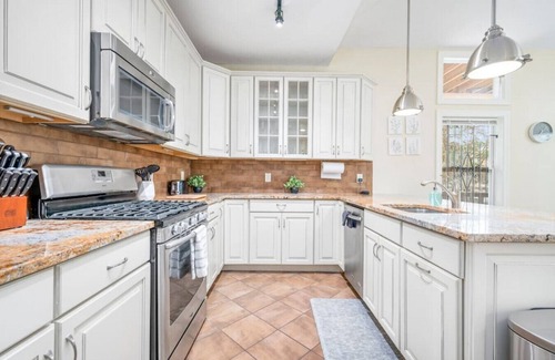 Shadyside Apartment | Stunning 2 BR King Bed Suite ~ Steps from Walnut