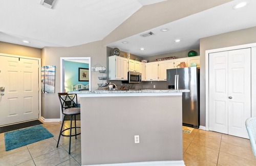 Gulf Shores Apartment | Stunning 2BR Condo | mins to Beach & Sportsplex