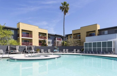 East San Mateo Condo | Stunning 2BR Condo w Gym & Pool in San Mateo